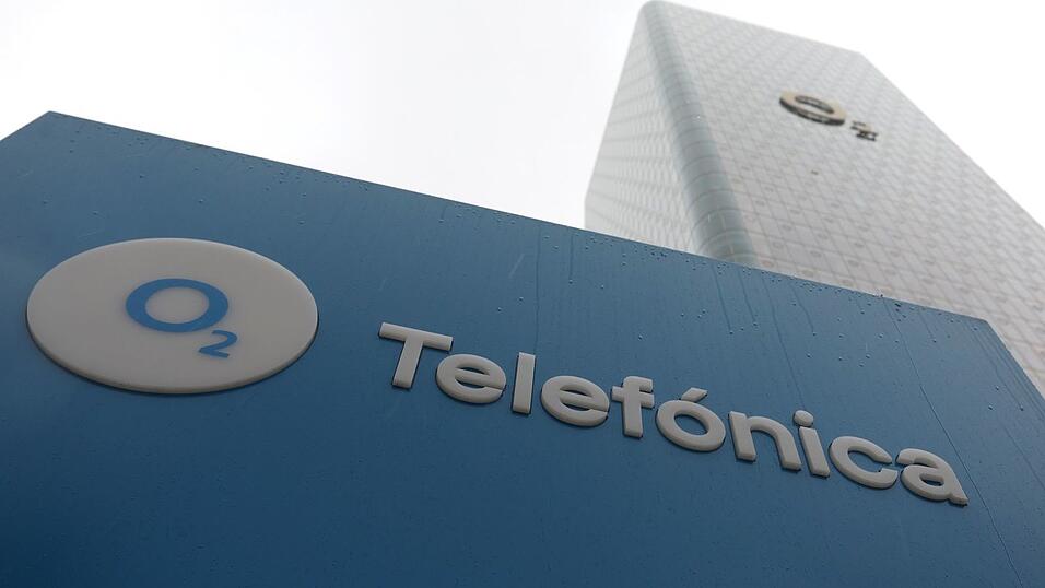 Das Logo von O2 an seiner Deutschlandzentrale in München - die Firma hat schon bessere Zeiten erlebt. Das Logo von O2 an seiner Deutschlandzentrale in München - die Firma hat schon bessere Zeiten erlebt.