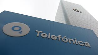 Das Logo von O2 an seiner Deutschlandzentrale in München - die Firma hat schon bessere Zeiten erlebt.