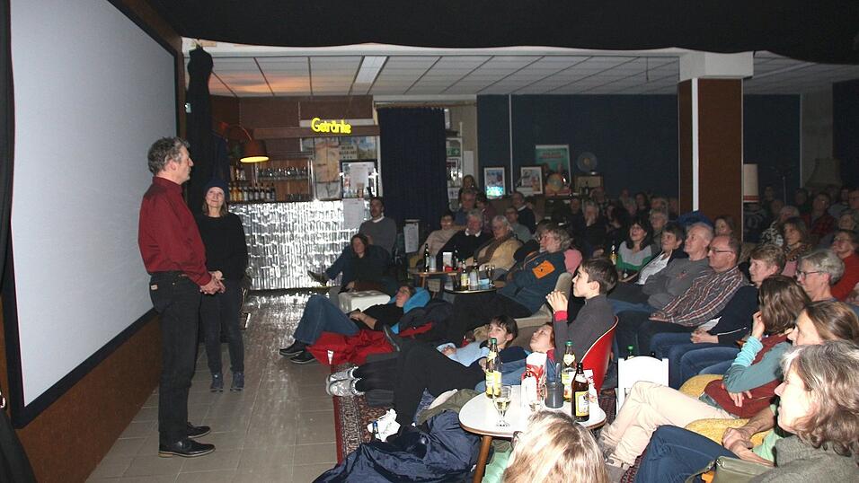 Kulturvereinsvorsitzende Evi Lemberger und Rudi Gra&szlig;l plauderten zu Beginn ein wenig aus dem N&auml;hk&auml;stchen.