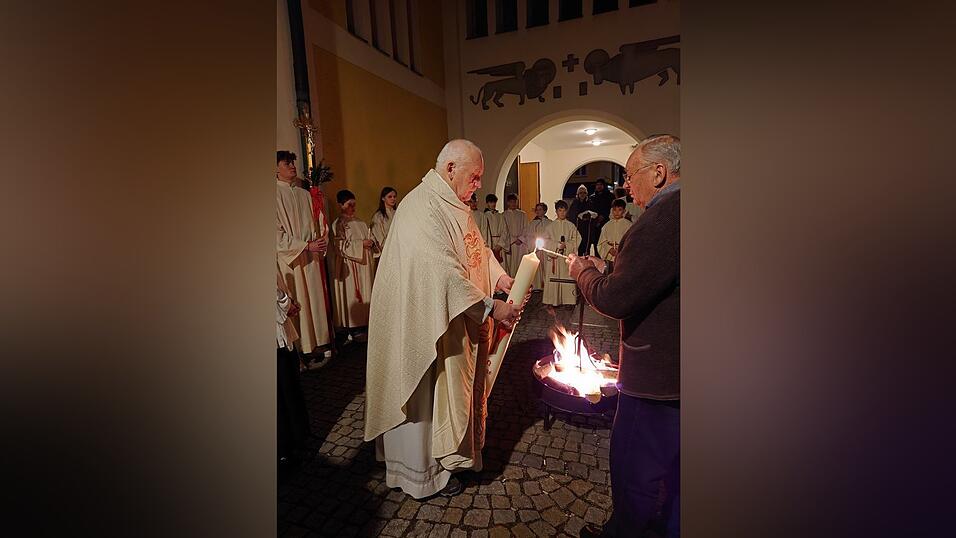 Am Osterfeuer vor der Kirche wurde zu Beginn der Feier die Osterkerze entz&uuml;ndet.