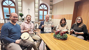 Ton und Tannenduft: (v.l.) Benjamin Alber (Referent des OHO-Stadtmarketings), Oliver Gotzler (Leiter der Musikschule ILE Donauschleife), Bürgermeister Thomas Etschmann, Andrea Schöttl und Julia Rehm vom Förderverein der Musikschule. Ton und Tannenduft: (v.l.) Benjamin Alber (Referent des OHO-Stadtmarketings), Oliver Gotzler (Leiter der Musikschule ILE Donauschleife), Bürgermeister Thomas Etschmann, Andrea Schöttl und Julia Rehm vom Förderverein der Musikschule.