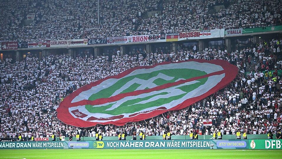 Auf den R&auml;ngen im Berliner Olympiastadion protestieren Fans gegen den DFB.