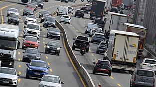 Die Menschen in Deutschland legen jedes Jahr kaum vorstellbare Strecken mit Autos zur&uuml;ck. (Symbolbild)