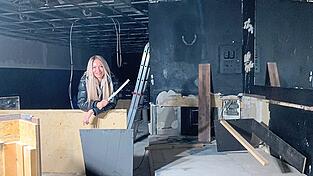 Club-Chefin Tanja Adler inmitten der Baustelle des ehemaligen Liesl. In den nächsten Wochen entsteht hier das neue SOHO - ein Ort zum Feiern mit moderner Optik und Electronic Sounds. Club-Chefin Tanja Adler inmitten der Baustelle des ehemaligen Liesl. In den nächsten Wochen entsteht hier das neue SOHO - ein Ort zum Feiern mit moderner Optik und Electronic Sounds.