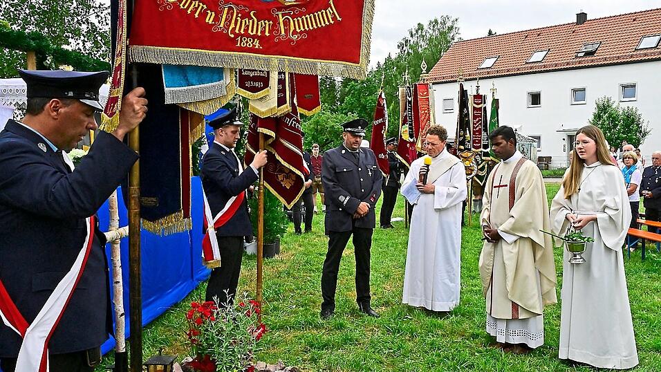 Zum Gedenken an die Verstorbenen traten die Fahnenträger zusammen. Zum Gedenken an die Verstorbenen traten die Fahnenträger zusammen.