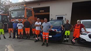 Das Team des Bauhofs Wiesenfelden (v. l.): stellvertretender Bauhofleiter Florian Högerl, Manuel Hecht, Max Wolf, Martin Fischer, Bauhofleiter Thomas Dirschedl und Alfons Groß. Die Wasserversorgung übernehmen Manfred Eigenstetter und Wassermeister Fabian Metschl. Zuständig für die Kläranlage sind Fachkraft für Abwassertechnik, Reinhard Wiesinger, und Hans Griesbeck. Das Team des Bauhofs Wiesenfelden (v. l.): stellvertretender Bauhofleiter Florian Högerl, Manuel Hecht, Max Wolf, Martin Fischer, Bauhofleiter Thomas Dirschedl und Alfons Groß. Die Wasserversorgung übernehmen Manfred Eigenstetter und Wassermeister Fabian Metschl. Zuständig für die Kläranlage sind Fachkraft für Abwassertechnik, Reinhard Wiesinger, und Hans Griesbeck.