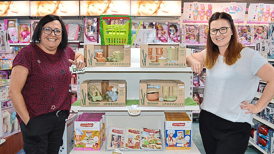 Michaela Thoma (links) mit ihrer ersten Auszubildenden Nathalie Maier - die nach wie vor dem beliebten Mainburger Spielwarenladen als Fachkraft die Treue hält.