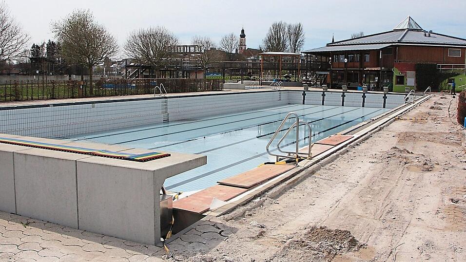 Um Stolperfallen zu beseitigen, wird das Pflaster neben dem Sportbecken ausgetauscht. Um Stolperfallen zu beseitigen, wird das Pflaster neben dem Sportbecken ausgetauscht.