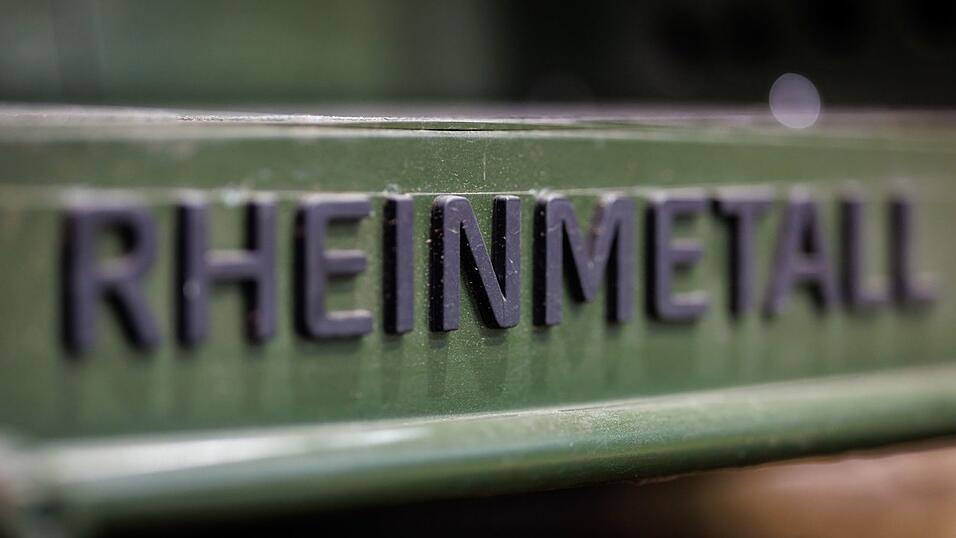 Das Logo des Rüstungskonzerns Rheinmetall an einem Militärfahrzeug.