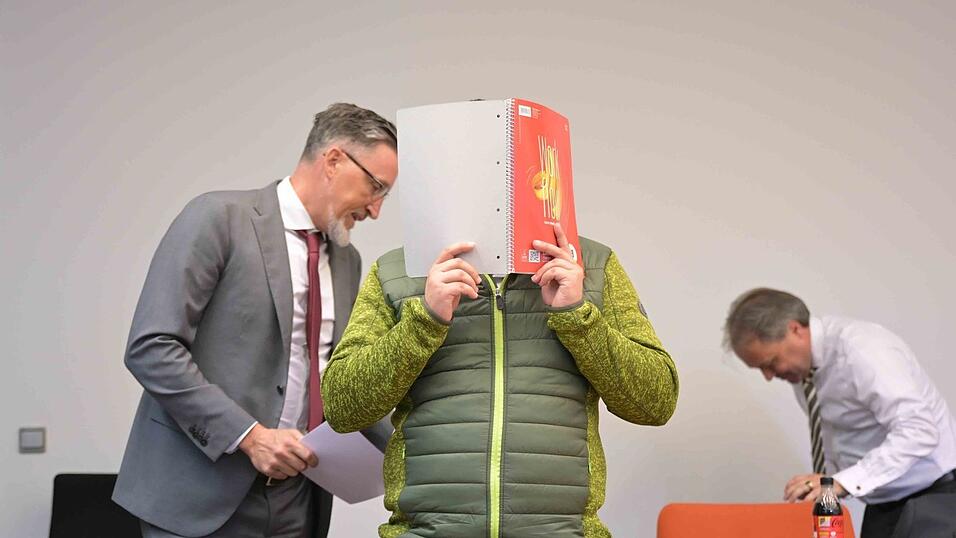 Der Angeklagte bestreitet die Vorwürfe. Der Angeklagte bestreitet die Vorwürfe.