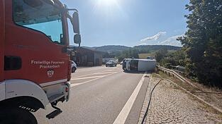 Durch den Zusammenprall mit einem Auto landete der Transporter auf seiner Seite. Durch den Zusammenprall mit einem Auto landete der Transporter auf seiner Seite.