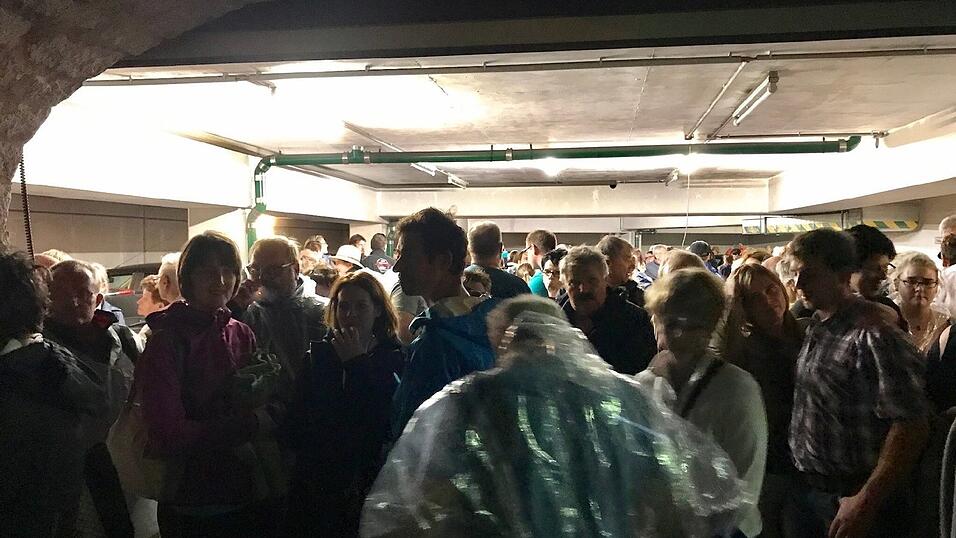 Ein Teil der Zuschauer in der Tiefgarage, die als Zufluchtsort genutzt wurde. Ein Teil der Zuschauer in der Tiefgarage, die als Zufluchtsort genutzt wurde.
