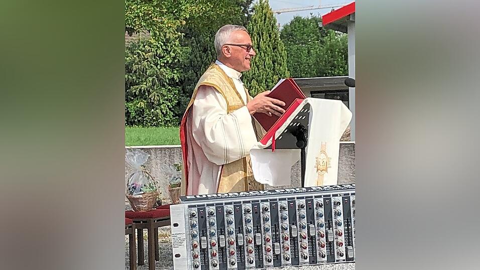 Kapitel zugeschlagen: Pater Dariusz nahm Abschied von seiner Kirchengemeinde, der er elf Jahre lang ein guter Seelsorger war.