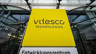 'Vitesco Technologies- Entwicklungszentrum' steht auf einem Schild.