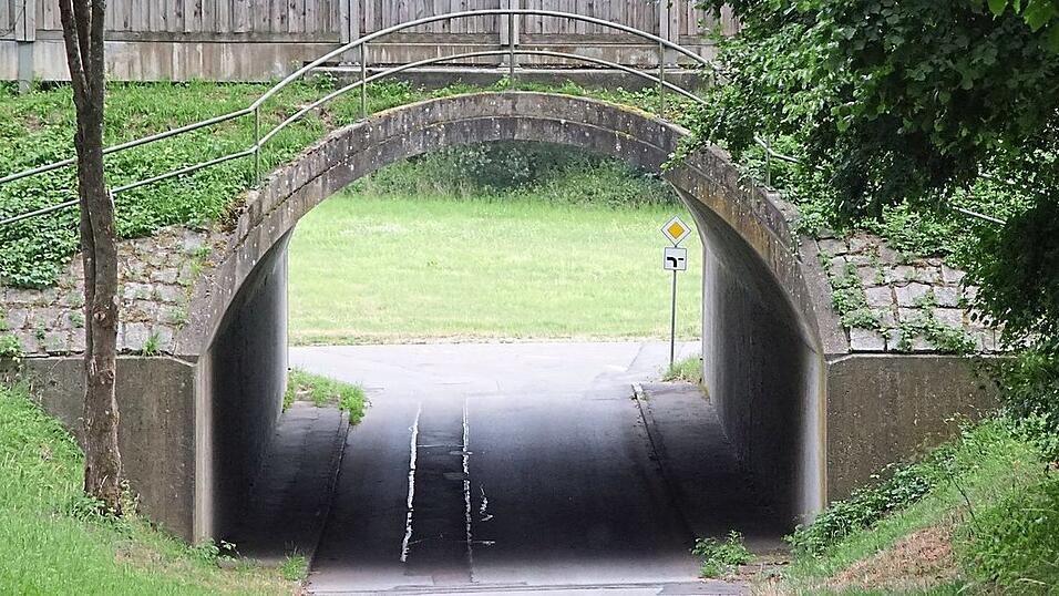 Dieses Stra&szlig;erl in Tiefenthal unterquert die Autobahn. Das Teilst&uuml;ck in der Unterf&uuml;hrung war bislang offenbar nicht offiziell gewidmet.