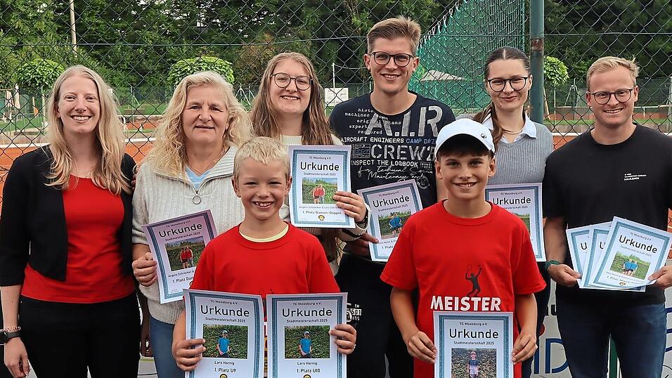 Die Tennis-Stadtmeister 2025 (von links): Michelle Mai (Damen-Einzel), Angela Schröcker (Damen-Doppel), Lars Hornig (Kleinfeld U9 und Midcourt U10), Lea Schröcker (Damen-Doppel), Alex Gradenwitz (Herren-Doppel), Emil Hellmich (Bambini), Katharina Eichinger (Mixed-Doppel) und Otto Heinz. Die Tennis-Stadtmeister 2025 (von links): Michelle Mai (Damen-Einzel), Angela Schröcker (Damen-Doppel), Lars Hornig (Kleinfeld U9 und Midcourt U10), Lea Schröcker (Damen-Doppel), Alex Gradenwitz (Herren-Doppel), Emil Hellmich (Bambini), Katharina Eichinger (Mixed-Doppel) und Otto Heinz.
