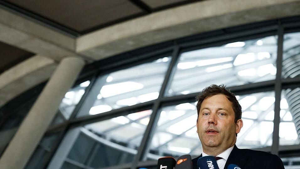 Verlangt von Verkehrsminister Schnieder Rechenschaft: Finanzminister Klingbeil.