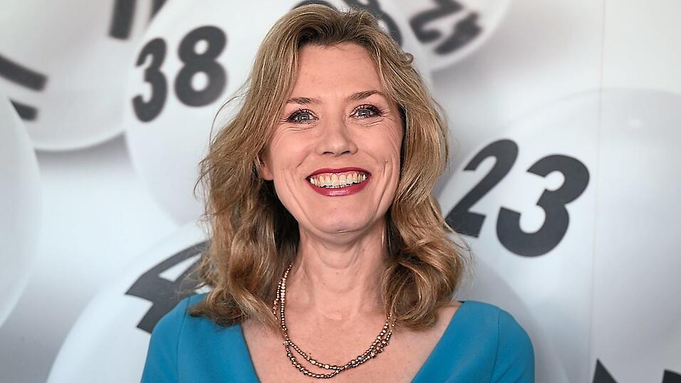 Bei dieser Lotterie um „Lottofee“ Franziska Reichenbacher kann man Millionen gewinnen. Jetzt wird darüber diskutiert, ob das Los bestimmt, wer bei der Bundeswehr dienen muss. Bei dieser Lotterie um „Lottofee“ Franziska Reichenbacher kann man Millionen gewinnen. Jetzt wird darüber diskutiert, ob das Los bestimmt, wer bei der Bundeswehr dienen muss.