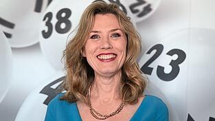 Bei dieser Lotterie um „Lottofee“ Franziska Reichenbacher kann man Millionen gewinnen. Jetzt wird darüber diskutiert, ob das Los bestimmt, wer bei der Bundeswehr dienen muss.