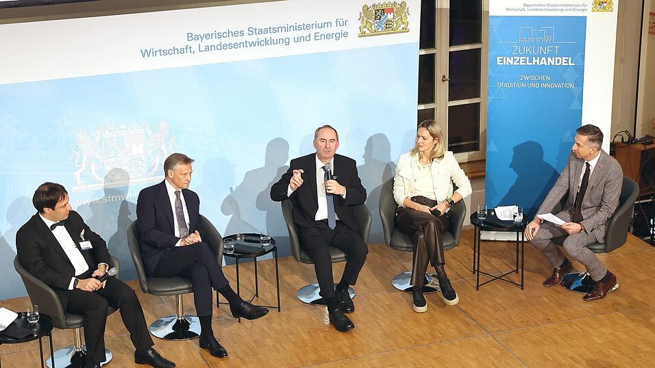 Bei einem von Bernhard Mahler (rechts) moderierten Podiumsgespr&auml;ch diskutierten (von links) Christian Boniberger, Wolfgang Puff, Staatsminister Hubert Aiwanger und Angelika Winkler.