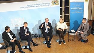 Bei einem von Bernhard Mahler (rechts) moderierten Podiumsgespräch diskutierten (von links) Christian Boniberger, Wolfgang Puff, Staatsminister Hubert Aiwanger und Angelika Winkler. Bei einem von Bernhard Mahler (rechts) moderierten Podiumsgespräch diskutierten (von links) Christian Boniberger, Wolfgang Puff, Staatsminister Hubert Aiwanger und Angelika Winkler.