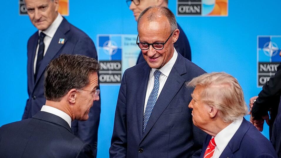 Nato-Generalsekretär Mark Rutte (l) freut sich über die Einigung zwischen Bundeskanzler Friedrich Merz und US-Präsident Donald Trump. (Archivbild) Nato-Generalsekretär Mark Rutte (l) freut sich über die Einigung zwischen Bundeskanzler Friedrich Merz und US-Präsident Donald Trump. (Archivbild)