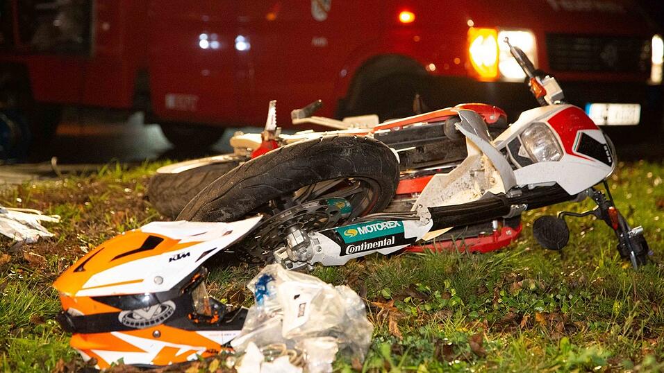 Aus ungeklärter Ursache kam der Motorradfahrer auf die Gegenfahrbahn. Aus ungeklärter Ursache kam der Motorradfahrer auf die Gegenfahrbahn.
