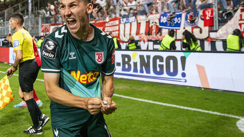 Konrad Faber, hier in Jubelpose nach dem Relegations-Erfolg in Wiesbaden am Dienstag, zieht es in die Schweiz.&nbsp;