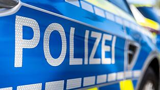 Das Paket lag auf dem Betriebsgelände nahe einer Staatsstraße. (Symbolbild)
