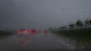 Die Fahrbahn war komplett nass, als das Auto von der Straße abkam. (Symbolbild) Die Fahrbahn war komplett nass, als das Auto von der Straße abkam. (Symbolbild)