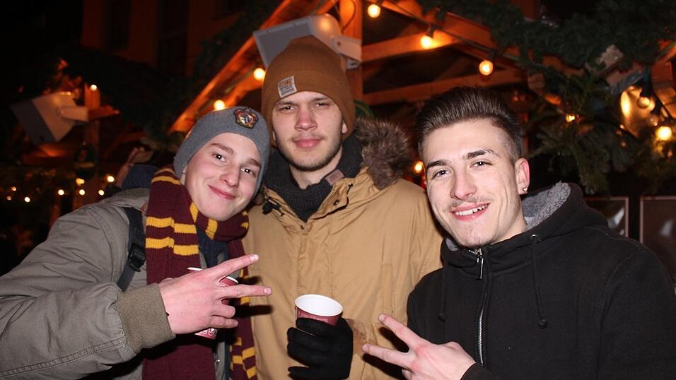 Auch am Samstag, 15. Dezember, strömten wieder etliche Besucher aus Landshut und Umgebung zur Weihnachtspyramide am Alten Viehmarkt. Auch am Samstag, 15. Dezember, strömten wieder etliche Besucher aus Landshut und Umgebung zur Weihnachtspyramide am Alten Viehmarkt.