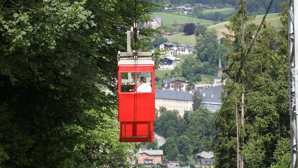 &Uuml;ber 16 Grundst&uuml;cke schwebt die historische Bahn. 'Heutzutage w&auml;re es nicht mehr m&ouml;glich, so eine Bahn genehmigt zu bekommen', sagt Bahnchef Andreas Bruckmann.
