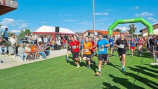 Start des Fünf-Kilometer-Laufes zum Volksfestlauf am Sonntagnachmittag.