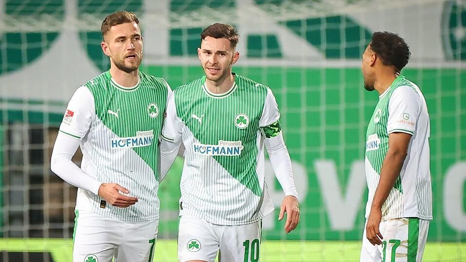 Dennis Srbeny (l) sticht als Joker der Fürther. Dennis Srbeny (l) sticht als Joker der Fürther.