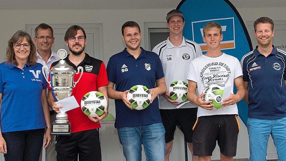 VR-Bank-Direktorin Claudia Engemann (l.), B&uuml;rgermeister Helmut Steininger (2.v.l.) und HSV-Vorsitzender Florian Mock(r.) gratulierten den teilnehmenden Mannschaften.