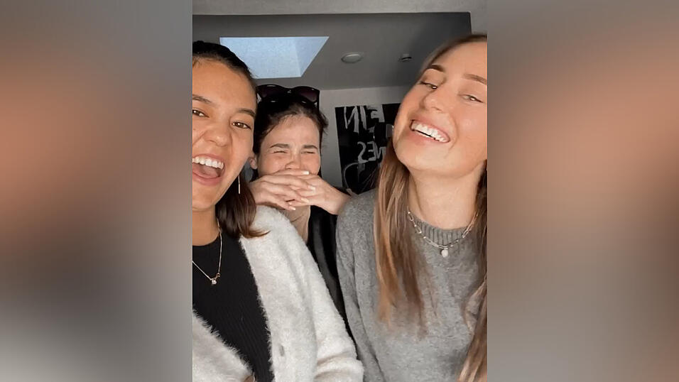 Während der Dreharbeiten sind Sinah Harm (Mitte) und die Protagonistin ihres Films, Nadiia Savchenko (rechts), zu guten Freundinnen geworden. Während der Dreharbeiten sind Sinah Harm (Mitte) und die Protagonistin ihres Films, Nadiia Savchenko (rechts), zu guten Freundinnen geworden.