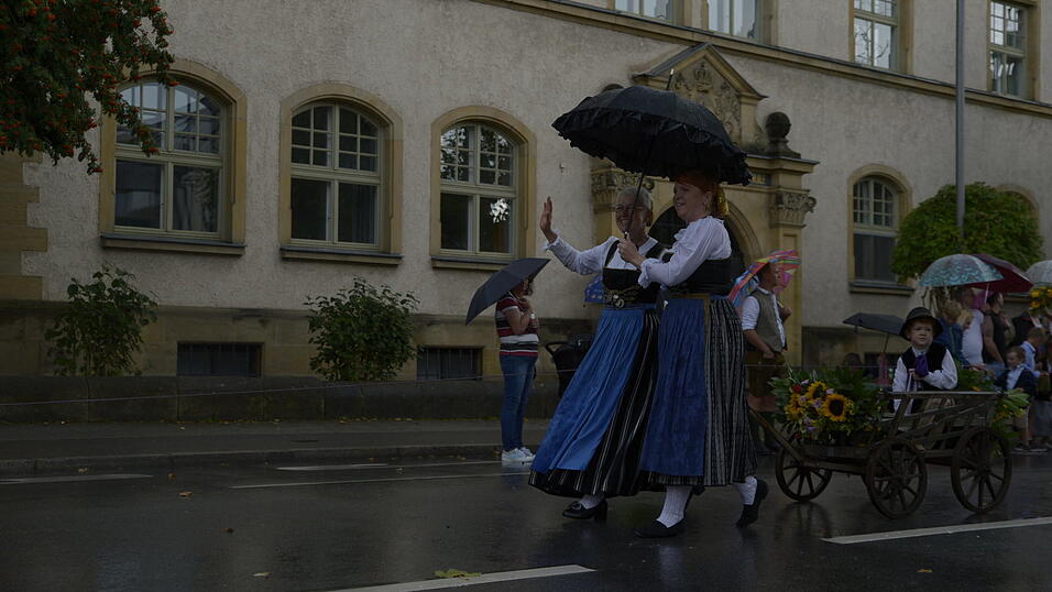 Zahlreiche Musik- und Trachtengruppen zogen nach dreij&auml;hriger Pause am Freitagabend zum Festplatz Am Hagen.&nbsp;