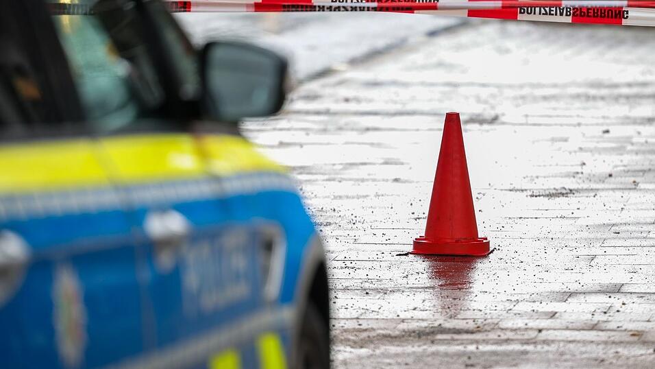 Polizeibeamte bewachen in einem Streifenwagen den Tatort. Polizeibeamte bewachen in einem Streifenwagen den Tatort.