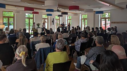 Lisa H&ouml;gerl und Lydia Schmidberger, alias &bdquo;frisch & faltig&ldquo;, haben mit Trauerbegleiterin Barbara Guggenberger (l.) aus Bad K&ouml;tzting einen Abend &uuml;ber Trauer und Trauerbew&auml;ltigung im B&uuml;rgerhaus Prackenbach organisiert.