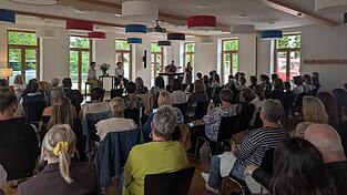 Lisa Högerl und Lydia Schmidberger, alias „frisch & faltig“, haben mit Trauerbegleiterin Barbara Guggenberger (l.) aus Bad Kötzting einen Abend über Trauer und Trauerbewältigung im Bürgerhaus Prackenbach organisiert. Lisa Högerl und Lydia Schmidberger, alias „frisch & faltig“, haben mit Trauerbegleiterin Barbara Guggenberger (l.) aus Bad Kötzting einen Abend über Trauer und Trauerbewältigung im Bürgerhaus Prackenbach organisiert.