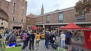 Am Ländtorplatz protestierten am Samstag mehrere Gruppen unter dem Motto „Es reicht! - Stoppt den Sozialabbau“ gegen geplante Kürzungen bei Sozialleistungen, Gesundheit und Gewaltschutz. Am Ländtorplatz protestierten am Samstag mehrere Gruppen unter dem Motto „Es reicht! - Stoppt den Sozialabbau“ gegen geplante Kürzungen bei Sozialleistungen, Gesundheit und Gewaltschutz.