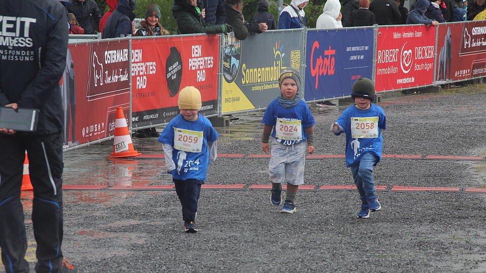 Nasskaltes Aprilwetter lässt die jungen Straubinger Läufer kalt.