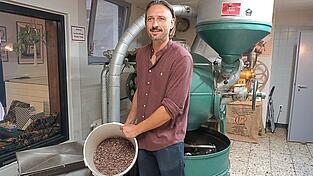 Heiko Rehorik an der alten Röstmaschine. Heiko Rehorik an der alten Röstmaschine.