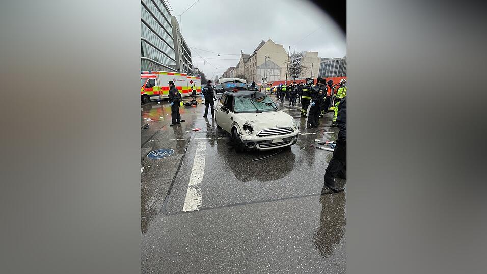 Fotos vom Stiglmaierplatz zeigen verstreute Gegenstände, das Auto des Fahrers, Menschen in Aufruhr. Fotos vom Stiglmaierplatz zeigen verstreute Gegenstände, das Auto des Fahrers, Menschen in Aufruhr.