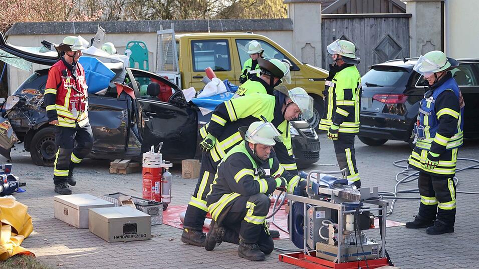 Bei einem Unfall mit drei Fahrzeugen auf einer Kreisstra&szlig;e bei Isen sind zwei Menschen verletzt worden. Ein Autofahrer soll beim &Uuml;berholen ein entgegenkommendes Fahrzeug &uuml;bersehen haben.