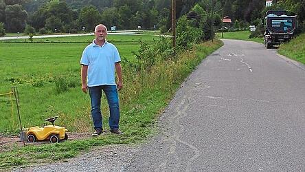 Reiner Brosig erlebt tagt&auml;glich Schnellfahrer, die direkt an seinem Haus vorbeikommen.
