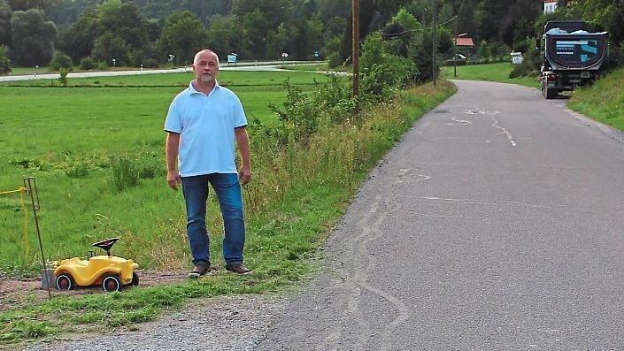 Reiner Brosig erlebt tagt&auml;glich Schnellfahrer, die direkt an seinem Haus vorbeikommen.