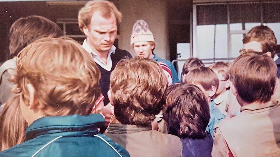 Der junge Uli Hoeneß beim Autogrammschreiben für die TSV-Fans. Der junge Uli Hoeneß beim Autogrammschreiben für die TSV-Fans.