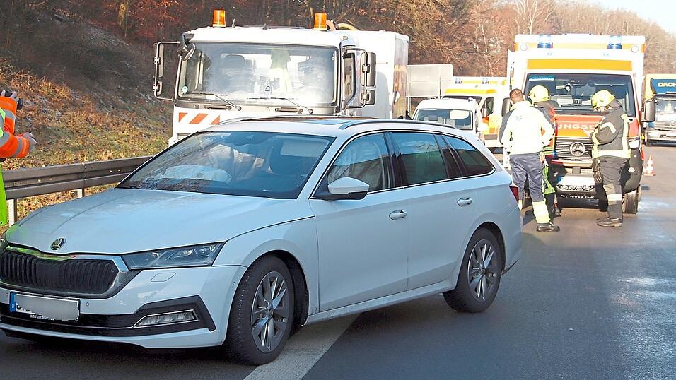 Das Auto des Unfallverursachers musste abgeschleppt werden. Das Auto des Unfallverursachers musste abgeschleppt werden.