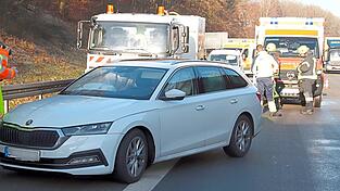 Das Auto des Unfallverursachers musste abgeschleppt werden. Das Auto des Unfallverursachers musste abgeschleppt werden.